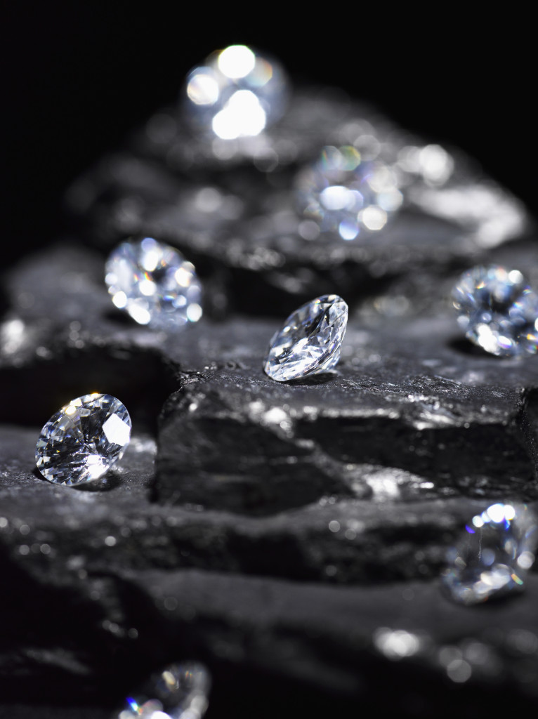 Small diamonds on layered coal (differential focus)